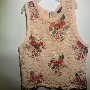 Sleeveless floral lace shirt
Blusa con flores